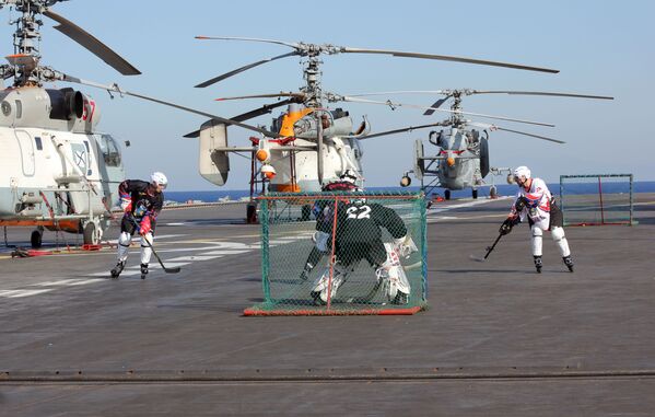 水兵们在“库兹涅佐夫海军上将”号重型载机导弹巡洋舰甲板上穿溜冰鞋打冰球。 - 俄罗斯卫星通讯社