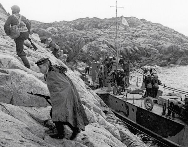 偉大衛國戰爭期間，北方艦隊的海軍陸戰隊員登陸德軍佔領的海岸。 - 俄羅斯衛星通訊社
