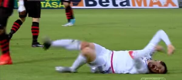 塞爾維亞足球隊員在比賽時“高超的假摔技藝”被揭穿 - 俄羅斯衛星通訊社