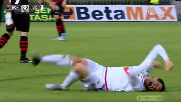 塞尔维亚足球队员在比赛时“高超的假摔技艺”被揭穿 - 俄罗斯卫星通讯社