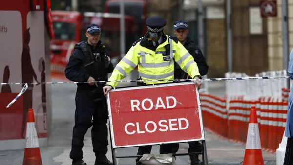 Police staff a cordon on a street leading to London Bridge - 俄罗斯卫星通讯社