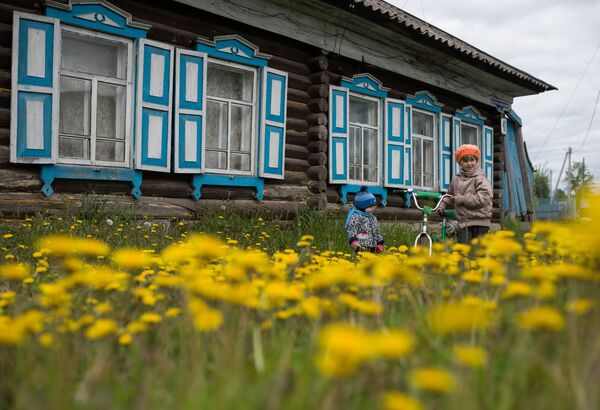 塔拉市内，孩子们在自己院子里 - 俄罗斯卫星通讯社