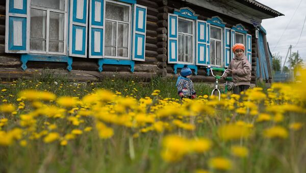 Дети во дворе дома в городе Тара - 俄罗斯卫星通讯社