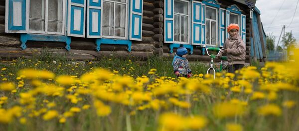 Дети во дворе дома в городе Тара - 俄羅斯衛星通訊社