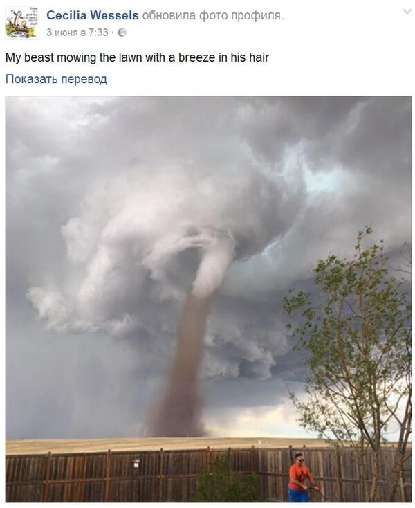 龙卷风来袭 加拿大男子淡定修剪草坪 - 俄罗斯卫星通讯社