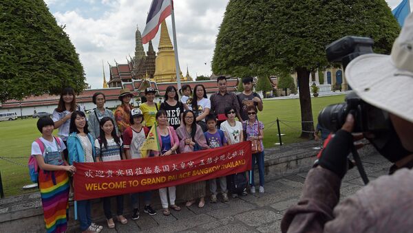 Chinese tourists pose for a group picture before visiting the Grand Palace in Bangkok - 俄罗斯卫星通讯社