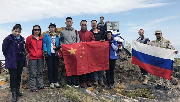 俄中生态科考参与者向五名英雄致敬 俄中生态科考参与者向五名英雄致敬 - 俄罗斯卫星通讯社