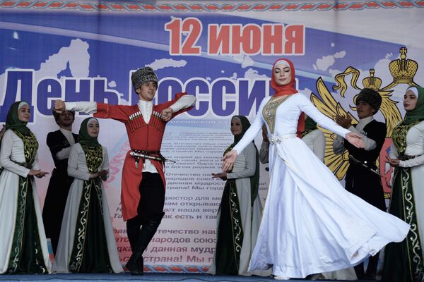 Участники ансамбля песни и танца Заманхой выступают на праздничном митинге-концерте в честь Дня России в Грозном - 俄罗斯卫星通讯社