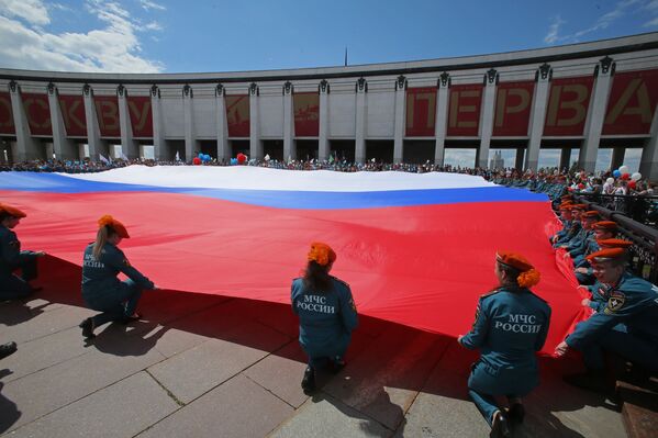 Курсанты МЧС России развернули флаг РФ в честь Дня России на Поклонной горе в Москве - 俄罗斯卫星通讯社