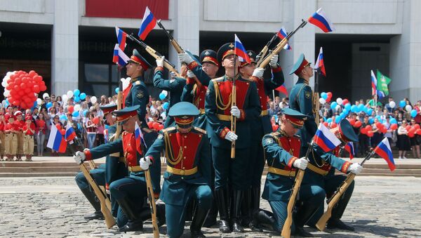 “普列奥布拉任斯基”独立警卫团在莫斯科俯首山庆祝俄罗斯日 - 俄罗斯卫星通讯社