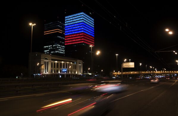 Фасад здания офиса Mail.Ru Group, подсвеченный цветами российского флага в преддверии Дня России - 俄羅斯衛星通訊社