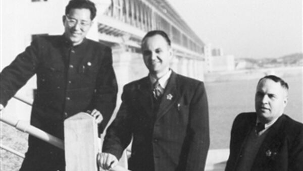 西林娜的父亲西林(左二)年轻时在武汉长江大桥旁的合影 西林娜的父亲西林(左二)年轻时在武汉长江大桥旁的合影 - 俄罗斯卫星通讯社
