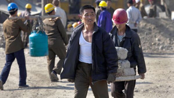 Северокорейские рабочие на стройке - 俄羅斯衛星通訊社