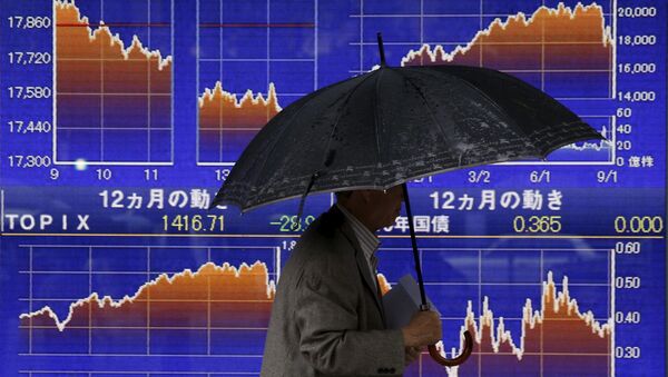 一名男性在日本证券指数走向的电子显示屏前走过。 - 俄罗斯卫星通讯社