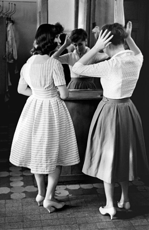 “青年”咖啡馆里的女子，1961年 - 俄罗斯卫星通讯社