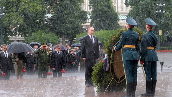 普京在紀念和哀悼日冒雨向無名烈士墓敬獻花圈 - 俄羅斯衛星通訊社