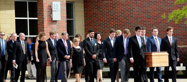 美國2500人出席從朝鮮獲釋返美大學生葬禮 - 俄羅斯衛星通訊社