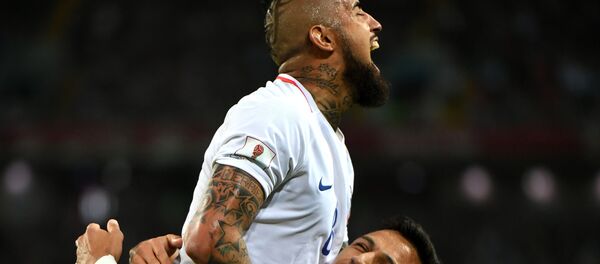 Чилийские игроки Артуро Видаль и Алексис Санчес радуются забитому мячу во время матча Кубка конфедераций-2017 по футболу между сборными Камеруна и Чили - 俄罗斯卫星通讯社