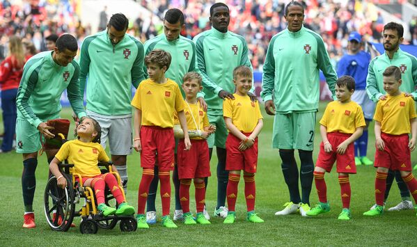 克里斯蒂亚诺·罗纳尔多和葡萄牙其他球员与少年球迷在一起。 - 俄罗斯卫星通讯社