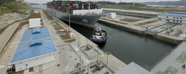 Грузовое судно в Панамском канале - 俄罗斯卫星通讯社