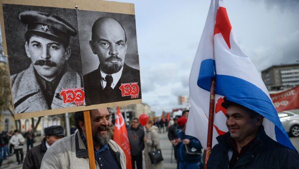 Участники первомайской демонстрация КПРФ на Красном проспекте в Новосибирске - 俄羅斯衛星通訊社
