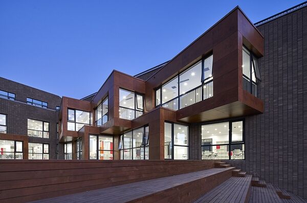 新馆的建筑呈U形,空间由教学区、艺术区和体育中心组成 新馆的建筑呈U形,空间由教学区、艺术区和体育中心组成 - 俄罗斯卫星通讯社