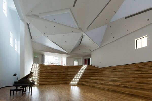 下沉式演艺厅空间灵活、开放,中心舞台与看台的功能可以相互转换 下沉式演艺厅空间灵活、开放,中心舞台与看台的功能可以相互转换 - 俄罗斯卫星通讯社