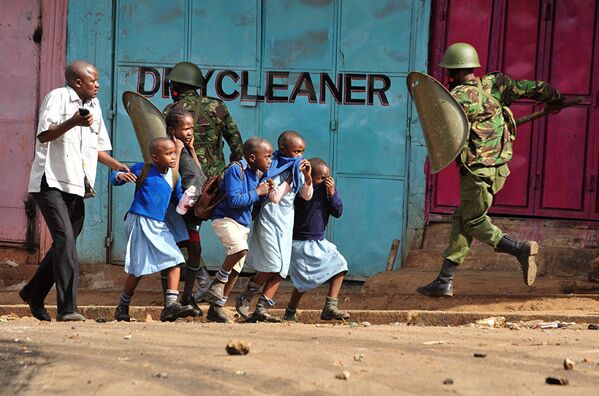 “反對派在抗議”， 克文·米季戈，肯尼亞。圖為：科尼亞反對派抗議活動中，學生們在四處躲避。 - 俄羅斯衛星通訊社
