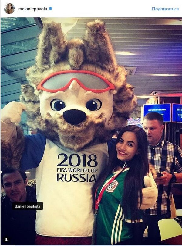 赛场气氛非常友好，我们和俄罗斯的球迷互相呼喊。 - 俄罗斯卫星通讯社