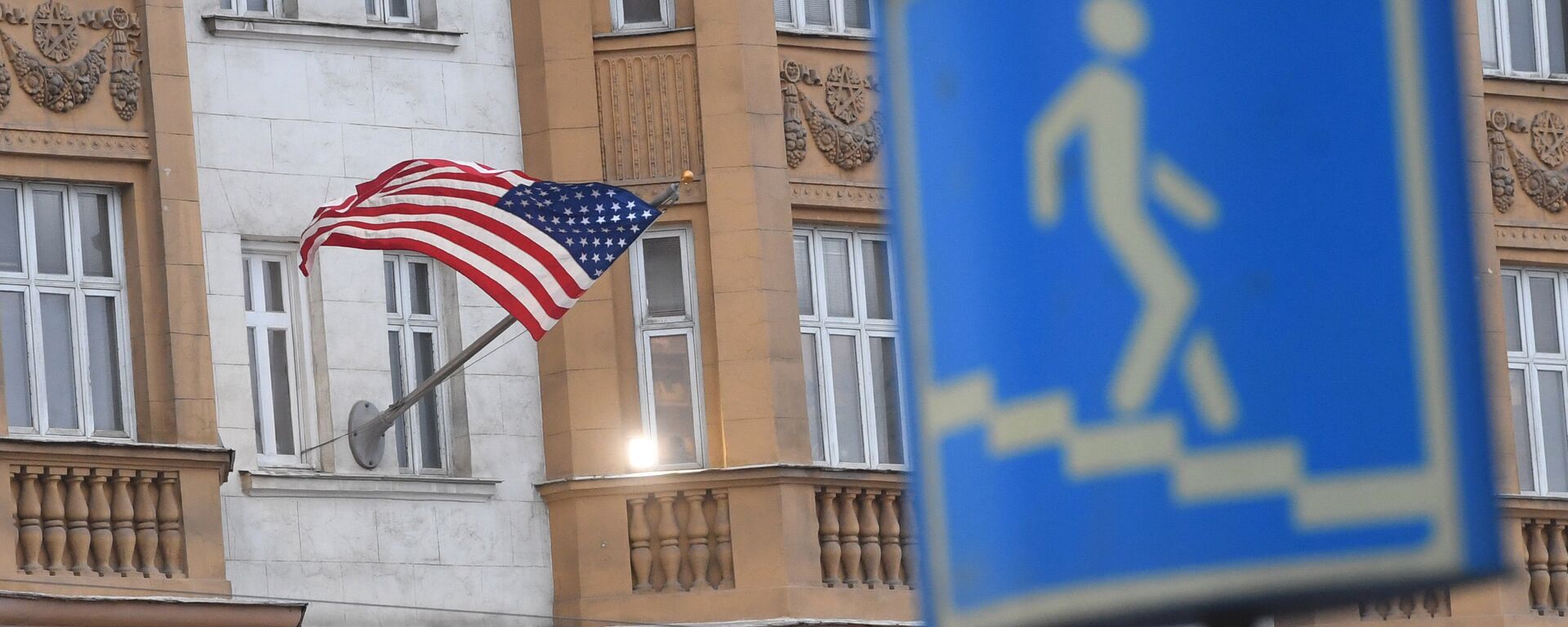 Государственный флаг США на фасаде здания посольства США в Москве - 俄羅斯衛星通訊社, 1920, 28.11.2022