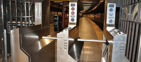 媒体：纽约地铁两节车厢出轨 34人受伤 - 俄罗斯卫星通讯社