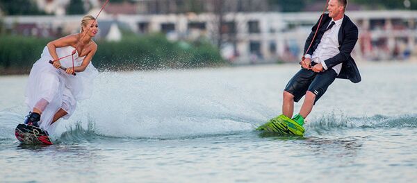 匈牙利摄影师巴拉兹·贝利作品 ,出自《滑水婚礼》系列 匈牙利摄影师巴拉兹·贝利作品 ,出自《滑水婚礼》系列 - 俄罗斯卫星通讯社