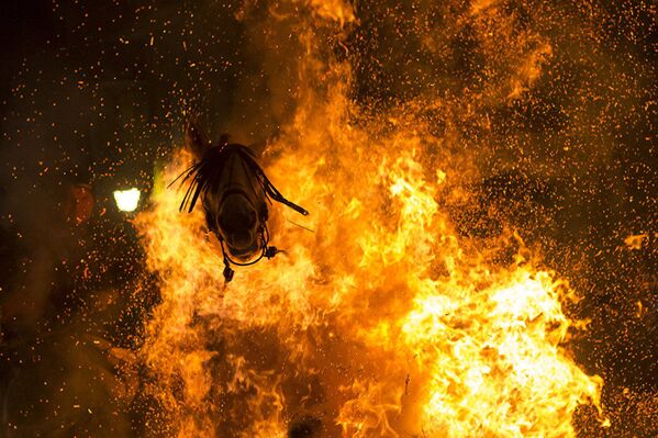 西班牙摄影师维克托·布兰科作品《净化之火》 - 俄罗斯卫星通讯社