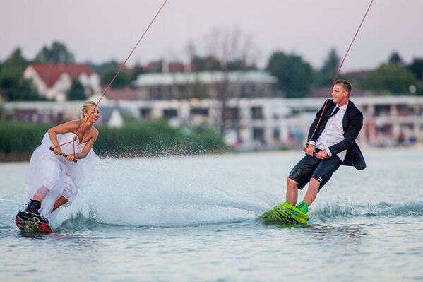 匈牙利摄影师巴拉兹·贝利作品 ，出自《滑水婚礼》系列 - 俄罗斯卫星通讯社