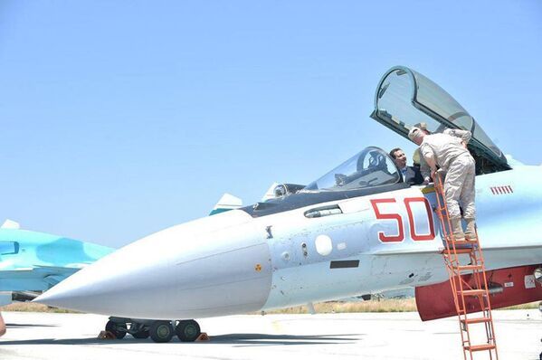 敘總統阿薩德坐進蘇-35戰機駕駛艙 - 俄羅斯衛星通訊社