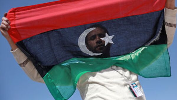 Житель Бенгази с флагом Ливии - 俄羅斯衛星通訊社