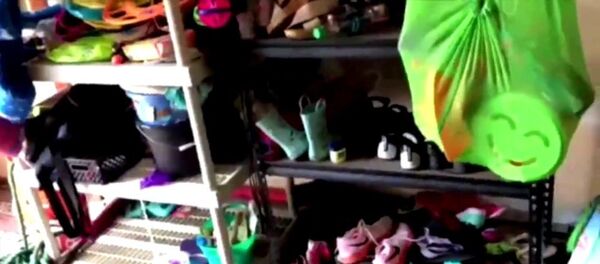 女子自家车库遭遇“熊出没”吓到尖叫 - 俄罗斯卫星通讯社