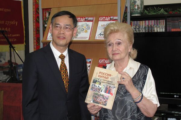 库里科娃女士向广东省代表团赠送她的书籍《俄罗斯与中国·民间外交》 - 俄罗斯卫星通讯社