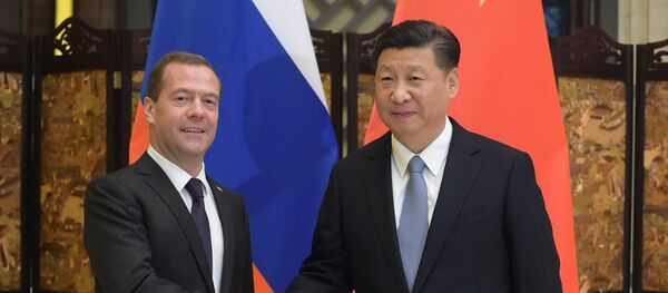 Председатель правительства РФ Дмитрий Медведев (слева) и председатель Китайской Народной Республики (КНР) Си Цзиньпин - 俄羅斯衛星通訊社