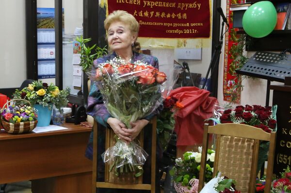 生日庆典：朋友和同事向库里科娃赠送鲜花 - 俄罗斯卫星通讯社