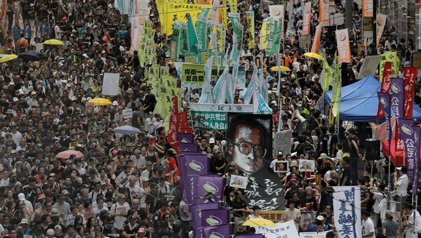 香港成千上萬人舉行遊行數支持民主 - 俄羅斯衛星通訊社