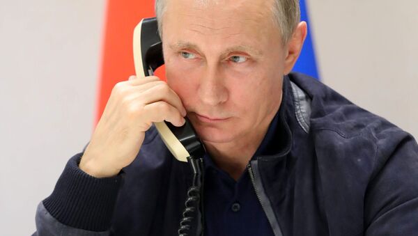 Президент РФ Владимир Путин во время телефонного разговора - 俄羅斯衛星通訊社