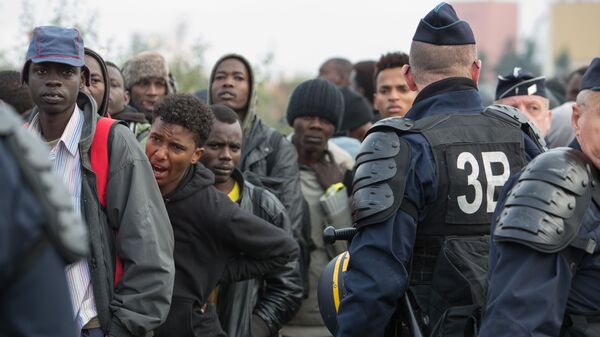 法国警方在戛纳火车站拘留150多名难民 - 俄罗斯卫星通讯社