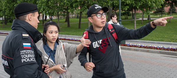 Сотрудники туристической полиции во время патрулирования в Александровском саду в Москве - 俄罗斯卫星通讯社