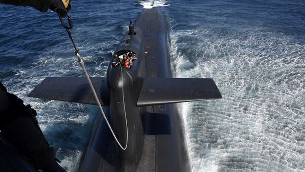 马克龙乘直升机空降核潜艇视察演习 - 俄罗斯卫星通讯社