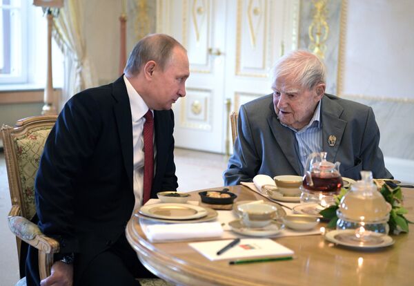 俄罗斯著名作家格拉宁与俄罗斯总统普京 - 俄罗斯卫星通讯社