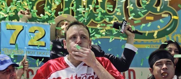 Джоуи Честнат выиграл соревнования по поеданию хот-догов, съев 72 хот-дога за 10 минут - 俄罗斯卫星通讯社