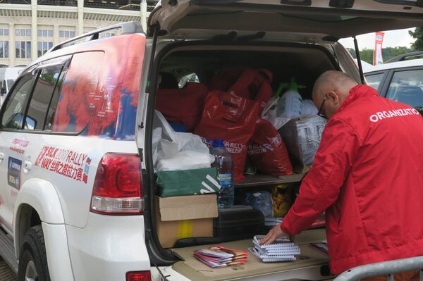 本来十分宽绰的外场一下子被这些庞然大物挤得满满当当，而它们也正是未来两周内要和中国车手在丝绸之路-2017拉力赛上一较高下的对手。 - 俄罗斯卫星通讯社