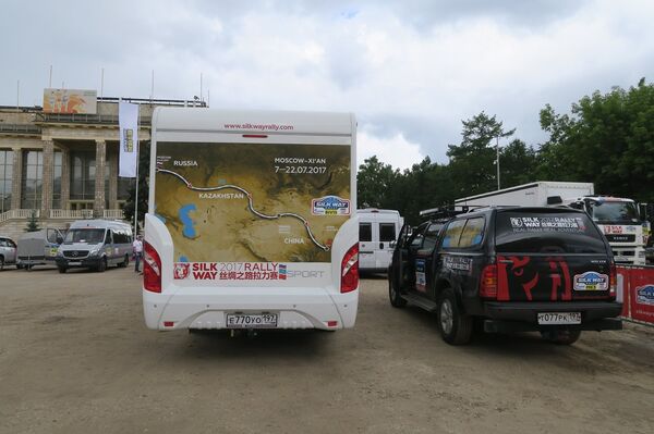 第七届“丝绸之路”拉力赛将以洲际马拉松形式在俄罗斯、哈萨克斯坦和中国举行。来自35个国家的90支车队将参加此次拉力赛。 - 俄罗斯卫星通讯社