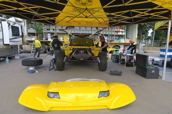 在莫斯科卢日尼基体育场外场停满了各支世界顶尖车队--丰田车队、标致车队、X-raid车队、G-Energy车队、Extreme Plus Polaris车队、MAZ SPORT AUTO车队大大小小的两驱越野车、四驱越野车、卡车。 - 俄罗斯卫星通讯社